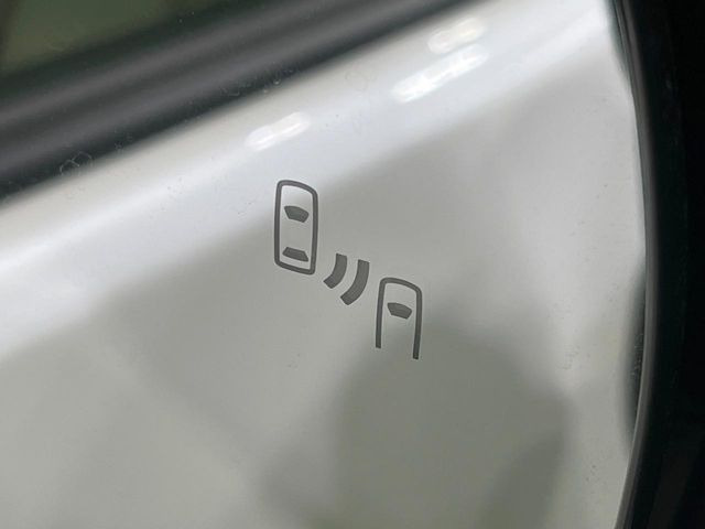 【ブラインドスポットモニター】走行中、ドアミラーの死角になりやすい箇所に後続車が接近するとサイドミラーのレンズに警告を表示!ドライバーに注意喚起をしてくれます。