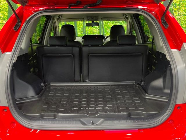 積み下ろしのしやすいデッキにはたっぷりと荷物を積み込んでいただけます。遊びから仕事まで、様々なシーンで頼れます♪