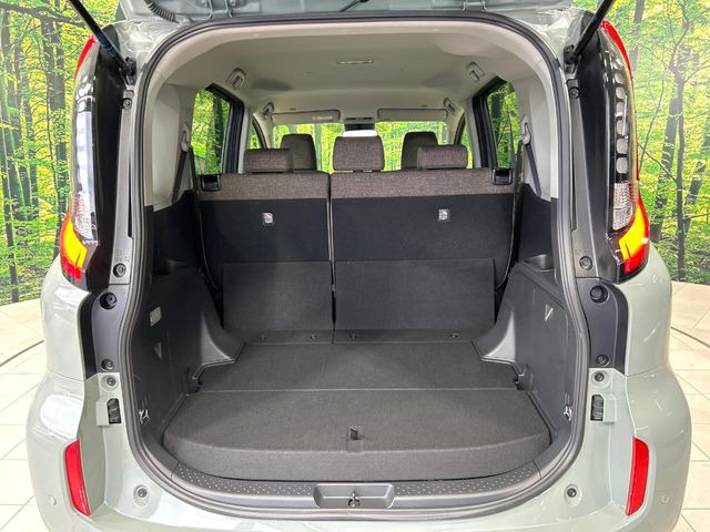 ���i�̂���������ʋ΁A���}���ɏ\���ȉ׎��X�y�[�X���m�ۂ��Ă���܂��B�Z�J���h�V�[�g��|���ƁA�傫�ȉו��̐ύڂ��\�ł���