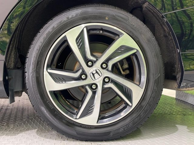 【純正アルミホイール】外観にマッチした純正アルミホイールを装着しております。各種社外アルミホイールや、スタッドレスタイヤも取扱いしております。是非ご相談ください♪