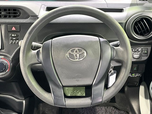 �C���e���A�ɍ��킹���f�U�C���̃X�e�A�����O�́A�^�]�������̂��Ƃ��l���A�^�]���₷���`��A�傫���ł��B�����x�A���ۂɐG���Ă��m���߂��������B