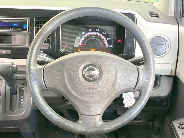 �C���e���A�ɍ��킹���f�U�C���̃X�e�A�����O�́A�^�]�������̂��Ƃ��l���A�^�]���₷���`��A�傫���ł��B�����x�A���ۂɐG���Ă��m���߂��������B