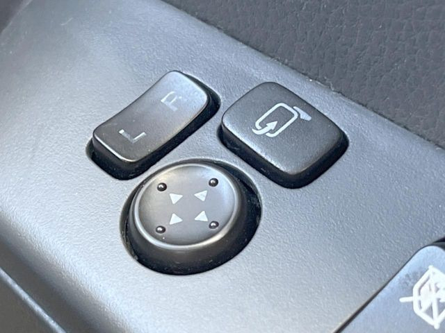 �y�d���i�[�~���[�z�T�C�h�~���[�͓d���i�[���ƂȂ��Ă���A�������ԏ�ł��L�Y�������X�N��}�����܂��B