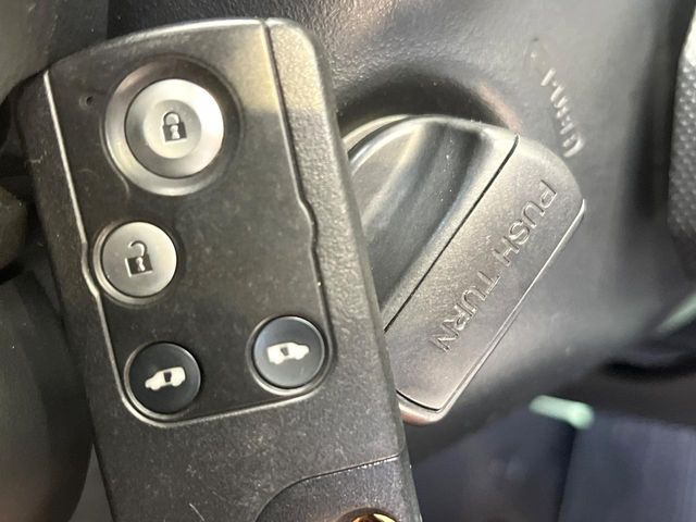 �yHonda�X�}�[�g�L�[�z�J�o����|�P�b�g�ɓ��ꂽ�܂܂ł��h�A�̎{���E�������\�ȃX�}�[�g�L�[�𑕔��B�G���W���̃I���E�I�t�����J�M�����o���K�v����������Ƃ��Ă��֗��ł���