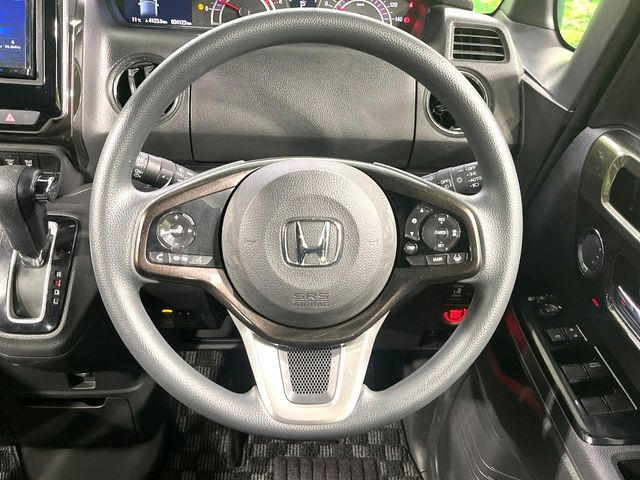 �C���e���A�ɍ��킹���f�U�C���̃X�e�A�����O�́A�^�]�������̂��Ƃ��l���A�^�]���₷���`��A�傫���ł��B�����x�A���ۂɐG���Ă��m���߂��������B