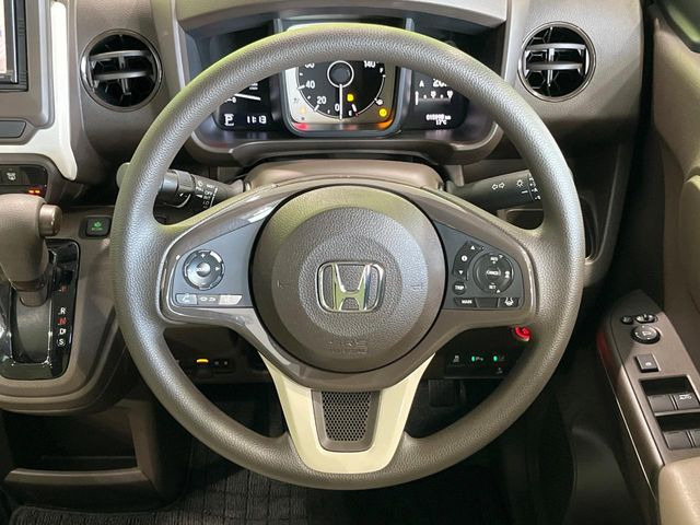 �C���e���A�ɍ��킹���f�U�C���̃X�e�A�����O�́A�^�]�������̂��Ƃ��l���A�^�]���₷���`��A�傫���ł��B�����x�A���ۂɐG���Ă��m���߂��������B