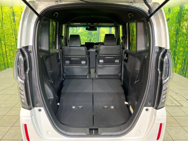 ���i�̂���������ʋ΁A���}���ɏ\���ȉ׎��X�y�[�X���m�ۂ��Ă���܂��B�Z�J���h�V�[�g��|���ƁA�傫�ȉו��̐ύڂ��\�ł���