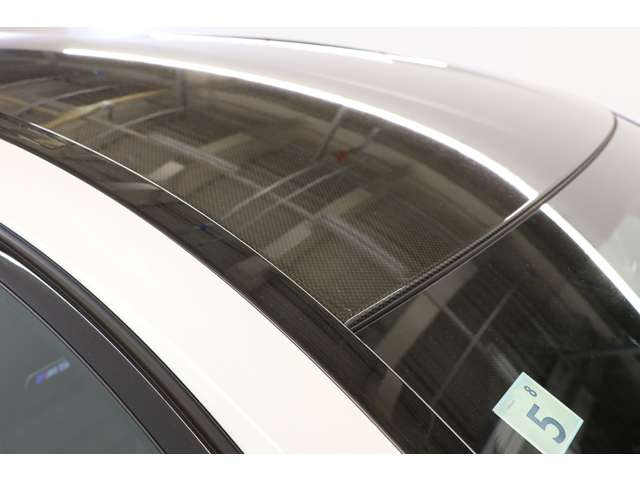 �EM�T�[�{�g���j�b�N�E�J�[�{���t�@�C�o�[��������(CFRP)�����[�t