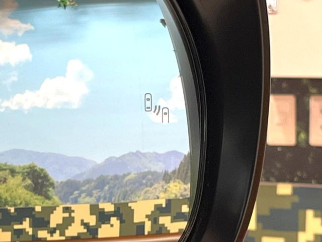 【ブラインドスポットモニター】走行中、ドアミラーの死角になりやすい箇所に後続車が接近するとサイドミラーのレンズに警告を表示!ドライバーに注意喚起をしてくれます。