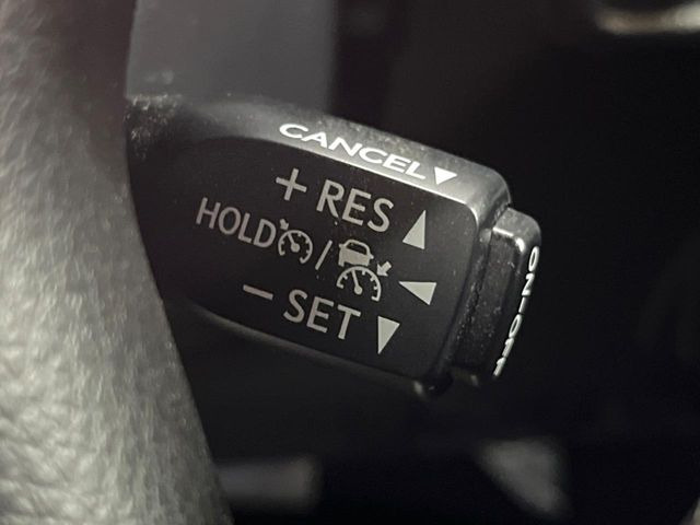 【レーダークルーズコントロール】高速道路での長距離走行が楽に!!自動で速度を保つクルーズコントロールが、衝突軽減システムと連携し、前方の車両を感知して車間を保つように速度調節してくれます!!