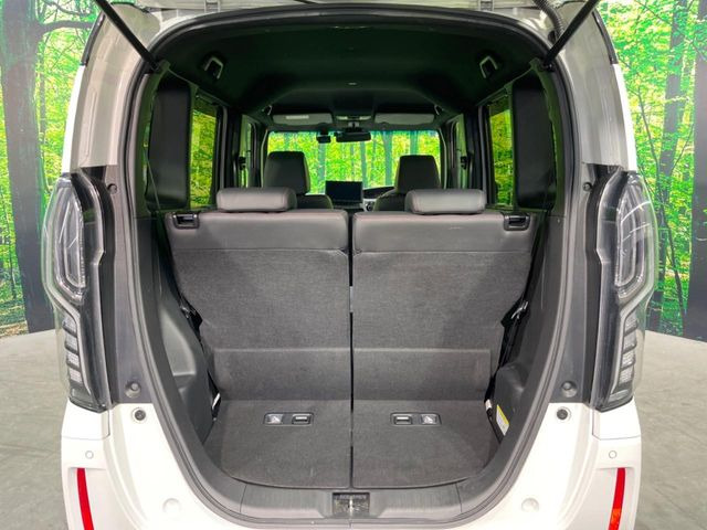 ���i�̂���������ʋ΁A���}���ɏ\���ȉ׎��X�y�[�X���m�ۂ��Ă���܂��B�Z�J���h�V�[�g��|���ƁA�傫�ȉו��̐ύڂ��\�ł���