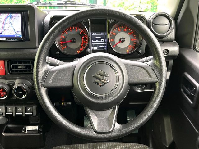 �C���e���A�ɍ��킹���f�U�C���̃X�e�A�����O�́A�^�]�������̂��Ƃ��l���A�^�]���₷���`��A�傫���ł��B�����x�A���ۂɐG���Ă��m���߂��������B