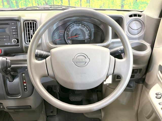 �C���e���A�ɍ��킹���f�U�C���̃X�e�A�����O�́A�^�]�������̂��Ƃ��l���A�^�]���₷���`��A�傫���ł��B�����x�A���ۂɐG���Ă��m���߂��������B