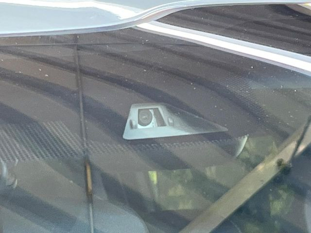 �y�z���_�Z���V���O�z���s���ɑO���̎ԗ�����F�����A�Փ˂������Ȏ��͌x��ƃu���[�L�ŏՓˉ���Ɣ�Q�y�����A�V�X�g�B�����S�Ƀh���C�u�����y���݂��������܂��B