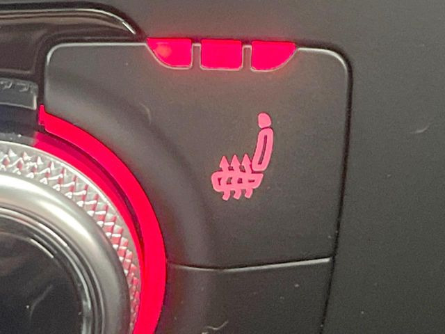 ●フロントシートヒーティング:運転席・助手席共に三段階で調節が可能なシートヒーターを装備しております。季節を問わず快適にご使用いただけます。