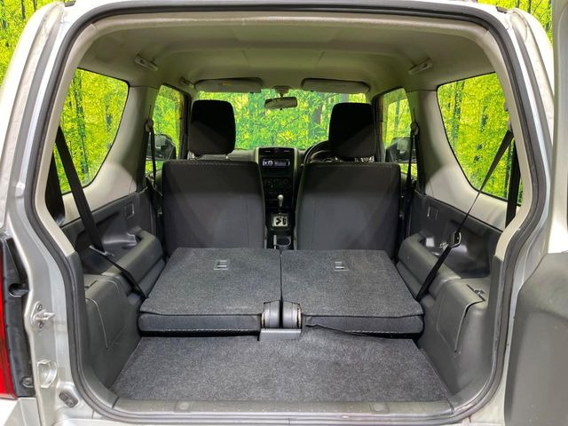 ���i�̂���������ʋ΁A���}���ɏ\���ȉ׎��X�y�[�X���m�ۂ��Ă���܂��B�Z�J���h�V�[�g��|���ƁA�傫�ȉו��̐ύڂ��\�ł���