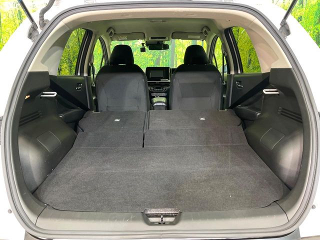 ���i�̂���������ʋ΁A���}���ɏ\���ȉ׎��X�y�[�X���m�ۂ��Ă���܂��B�Z�J���h�V�[�g��|���ƁA�傫�ȉו��̐ύڂ��\�ł���