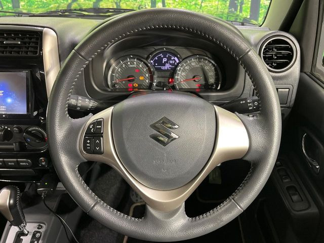 �C���e���A�ɍ��킹���f�U�C���̃X�e�A�����O�́A�^�]�������̂��Ƃ��l���A�^�]���₷���`��A�傫���ł��B�����x�A���ۂɐG���Ă��m���߂��������B