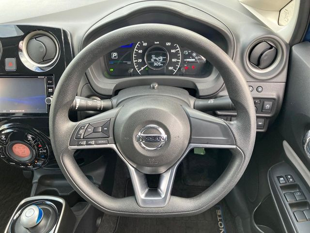 �C���e���A�ɍ��킹���f�U�C���̃X�e�A�����O�́A�^�]�������̂��Ƃ��l���A�^�]���₷���`��A�傫���ł��B�����x�A���ۂɐG���Ă��m���߂��������B