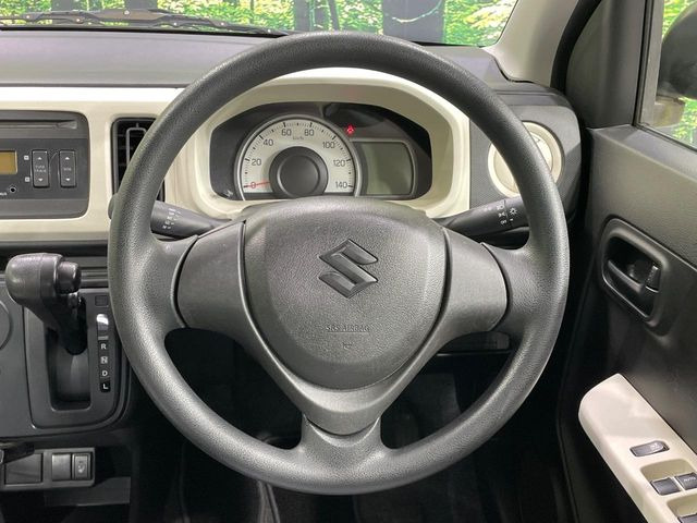 �C���e���A�ɍ��킹���f�U�C���̃X�e�A�����O�́A�^�]�������̂��Ƃ��l���A�^�]���₷���`��A�傫���ł��B�����x�A���ۂɐG���Ă��m���߂��������B