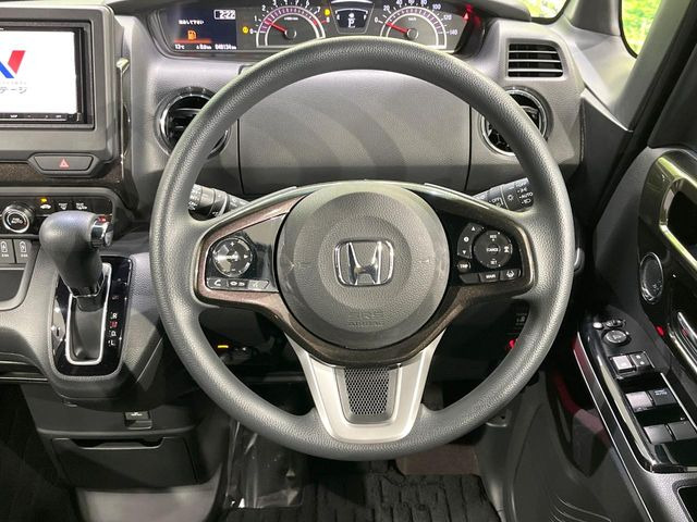 �C���e���A�ɍ��킹���f�U�C���̃X�e�A�����O�́A�^�]�������̂��Ƃ��l���A�^�]���₷���`��A�傫���ł��B�����x�A���ۂɐG���Ă��m���߂��������B