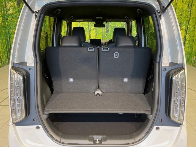 ���i�̂���������ʋ΁A���}���ɏ\���ȉ׎��X�y�[�X���m�ۂ��Ă���܂��B�Z�J���h�V�[�g��|���ƁA�傫�ȉו��̐ύڂ��\�ł���