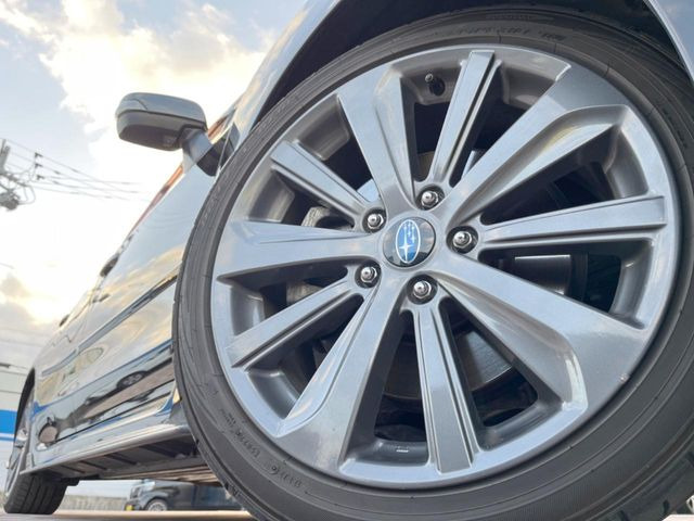 �y����18�C���`�A���~�z�C�[���z�O�ςɃ}�b�`���������A���~�z�C�[���𑕒����Ă���܂��B�e��ЊO�A���~�z�C�[����A�X�^�b�h���X�^�C�����戵�����Ă���܂��B���񂲑��k����������