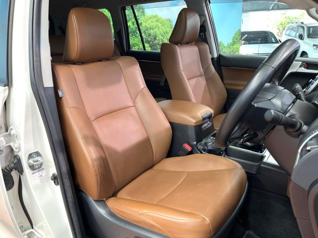 【ブラウンレザーシート】デザイン性が高く、高級感のある茶革シート。常に体に触れる部分だから、座り心地の良さにはこだわりたいですね♪汚れの付着や劣化を抑制する内装コーティング施工もおススメですよ♪