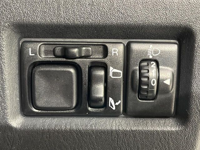 �y�d���i�[�~���[�z�T�C�h�~���[�͓d���i�[���ƂȂ��Ă���A�������ԏ�ł��L�Y�������X�N��}�����܂��B