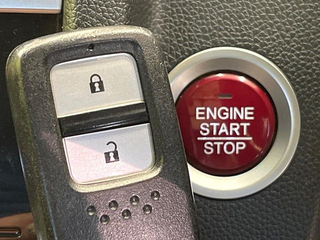 �yHonda�X�}�[�g�L�[�z�J�o����|�P�b�g�ɓ��ꂽ�܂܂ł��h�A�̎{���E�������\�ȃX�}�[�g�L�[�𑕔��B�G���W���̃I���E�I�t�����J�M�����o���K�v����������Ƃ��Ă��֗��ł���