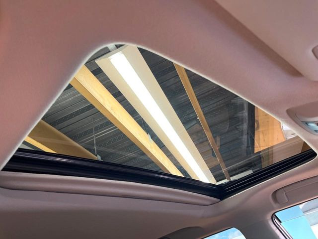 【サンルーフ】開放感たっぷりの希少装備、サンルーフが装着されています!車内に明かりを取り入れたり景色を楽しむ以外にも、車内の空気も簡単に換気できて快適です!