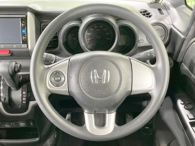 �C���e���A�ɍ��킹���f�U�C���̃X�e�A�����O�́A�^�]�������̂��Ƃ��l���A�^�]���₷���`��A�傫���ł��B�����x�A���ۂɐG���Ă��m���߂��������B