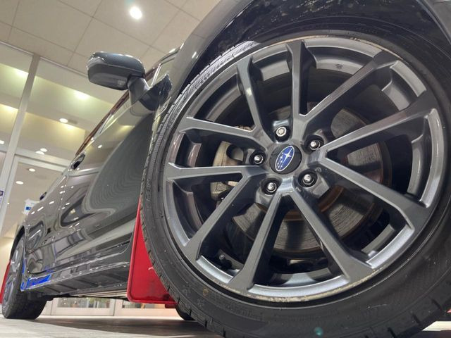 �y����18�C���`�A���~�z�C�[���z�O�ςɃ}�b�`���������A���~�z�C�[���𑕒����Ă���܂��B�e��ЊO�A���~�z�C�[����A�X�^�b�h���X�^�C�����戵�����Ă���܂��B���񂲑��k����������