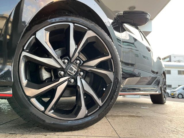 �y����18�C���`�A���~�z�C�[���z�O�ςɃ}�b�`���������A���~�z�C�[���𑕒����Ă���܂��B�e��ЊO�A���~�z�C�[����A�X�^�b�h���X�^�C�����戵�����Ă���܂��B���񂲑��k����������