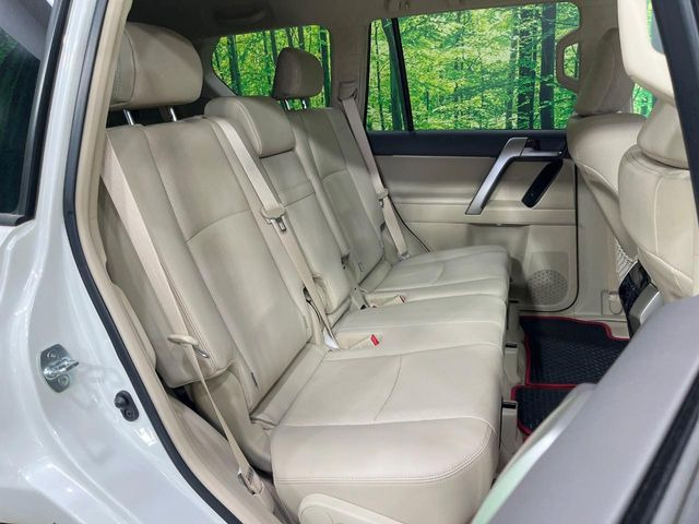 後部座席も気になるようなキズ・汚れやへたり等、大きなダメージはなく、良好な状態です。