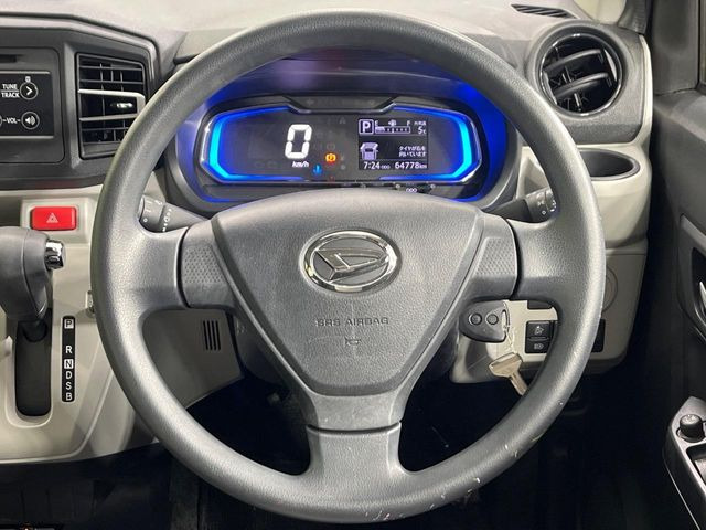 �C���e���A�ɍ��킹���f�U�C���̃X�e�A�����O�́A�^�]�������̂��Ƃ��l���A�^�]���₷���`��A�傫���ł��B�����x�A���ۂɐG���Ă��m���߂��������B