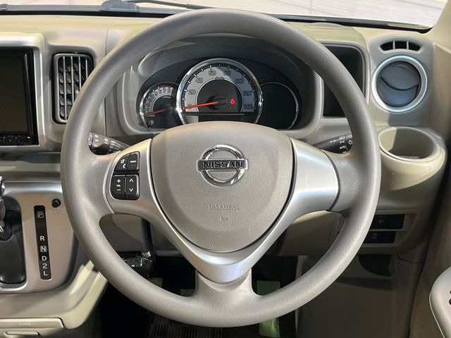 �C���e���A�ɍ��킹���f�U�C���̃X�e�A�����O�́A�^�]�������̂��Ƃ��l���A�^�]���₷���`��A�傫���ł��B�����x�A���ۂɐG���Ă��m���߂��������B