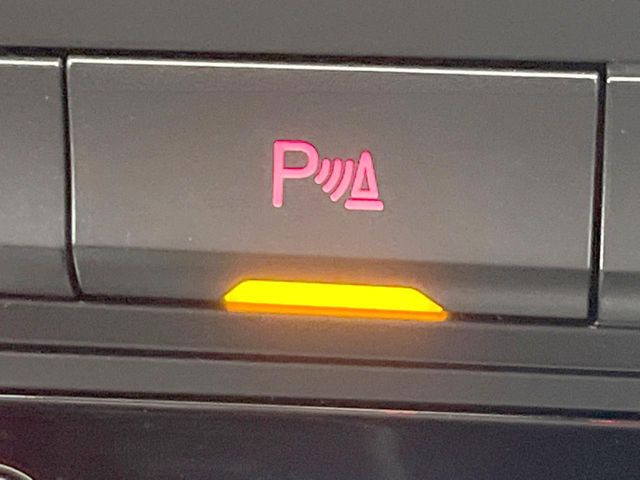 ●アウディパーキングシステム:障害物が近づくと、音で警告。死角になる部分の障害物や人の見落としリスクも減り、より安心して駐車ができます♪