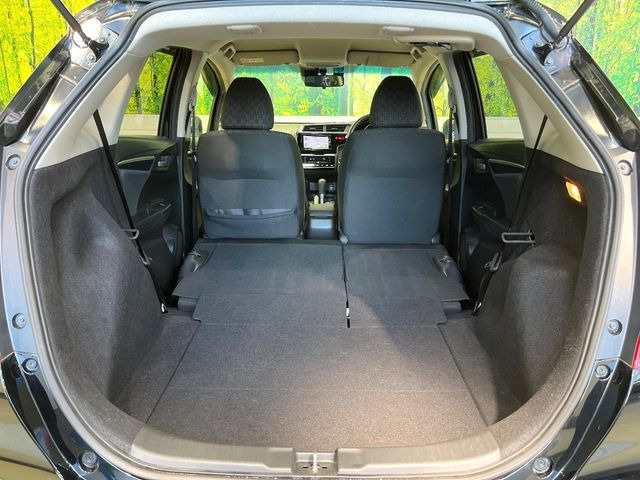 ���i�̂���������ʋ΁A���}���ɏ\���ȉ׎��X�y�[�X���m�ۂ��Ă���܂��B�Z�J���h�V�[�g��|���ƁA�傫�ȉו��̐ύڂ��\�ł���