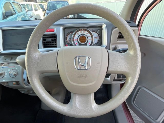 �C���e���A�ɍ��킹���f�U�C���̃X�e�A�����O�́A�^�]�������̂��Ƃ��l���A�^�]���₷���`��A�傫���ł��B�����x�A���ۂɐG���Ă��m���߂��������B