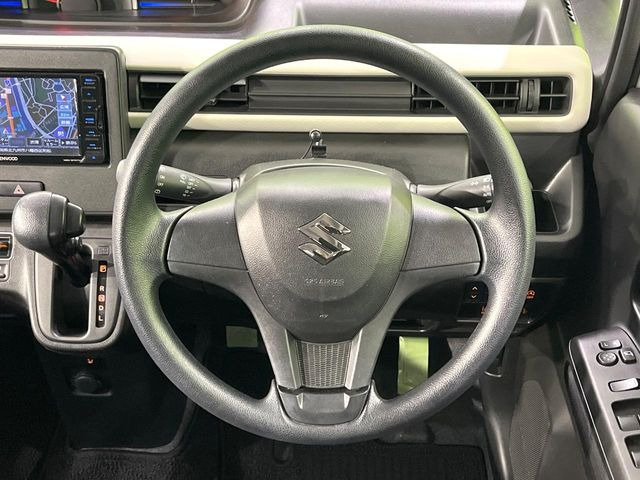 �C���e���A�ɍ��킹���f�U�C���̃X�e�A�����O�́A�^�]�������̂��Ƃ��l���A�^�]���₷���`��A�傫���ł��B�����x�A���ۂɐG���Ă��m���߂��������B