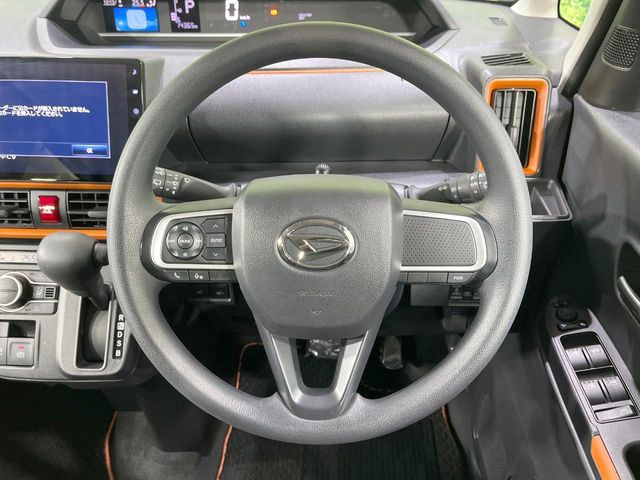 �C���e���A�ɍ��킹���f�U�C���̃X�e�A�����O�́A�^�]�������̂��Ƃ��l���A�^�]���₷���`��A�傫���ł��B�����x�A���ۂɐG���Ă��m���߂��������B