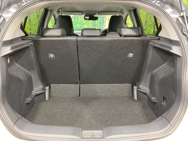 ���i�̂���������ʋ΁A���}���ɏ\���ȉ׎��X�y�[�X���m�ۂ��Ă���܂��B�Z�J���h�V�[�g��|���ƁA�傫�ȉו��̐ύڂ��\�ł���