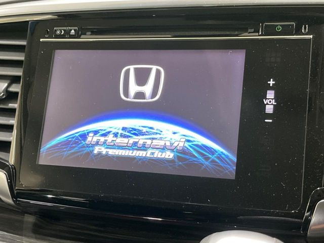 【純正ナビ】人気の純正ナビを装備しております。ナビの使いやすさはもちろん、オーディオ機能も充実!キャンプや旅行はもちろん、通勤や買い物など普段のドライブも楽しくなるはず♪