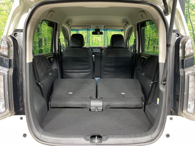 ���i�̂���������ʋ΁A���}���ɏ\���ȉ׎��X�y�[�X���m�ۂ��Ă���܂��B�Z�J���h�V�[�g��|���ƁA�傫�ȉו��̐ύڂ��\�ł���