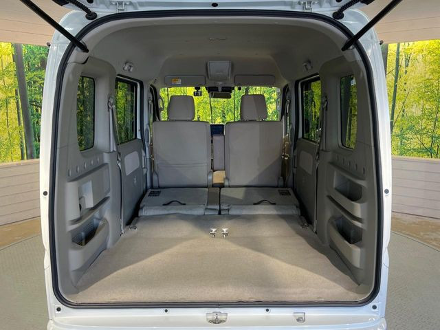 ���i�̂���������ʋ΁A���}���ɏ\���ȉ׎��X�y�[�X���m�ۂ��Ă���܂��B�Z�J���h�V�[�g��|���ƁA�傫�ȉו��̐ύڂ��\�ł���