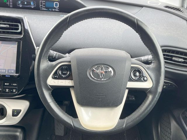 �C���e���A�ɍ��킹���f�U�C���̃X�e�A�����O�́A�^�]�������̂��Ƃ��l���A�^�]���₷���`��A�傫���ł��B�����x�A���ۂɐG���Ă��m���߂��������B