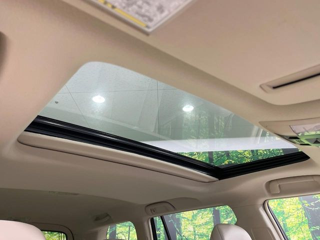 【サンルーフ】開放感たっぷりの希少装備、サンルーフが装着されています!車内に明かりを取り入れたり景色を楽しむ以外にも、車内の空気も簡単に換気できて快適です!