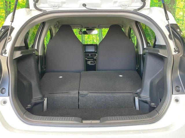 ���i�̂���������ʋ΁A���}���ɏ\���ȉ׎��X�y�[�X���m�ۂ��Ă���܂��B�Z�J���h�V�[�g��|���ƁA�傫�ȉו��̐ύڂ��\�ł���