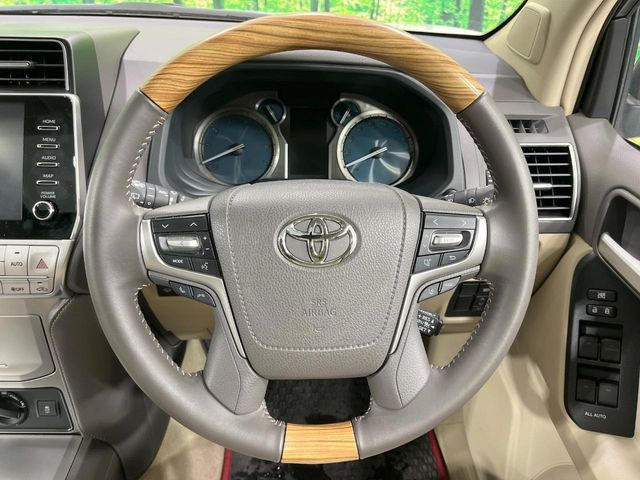 【ウッドコンビステアリング】高級感ある木目調パーツを採用した手に良く馴染むコンビハンドル。運転席廻りの雰囲気も一気に豪華になります!